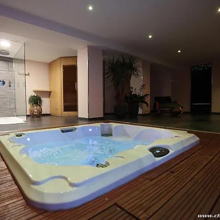 Ds Plaisir Avec Sauna, Jacuzzi A Bed & Breakfast