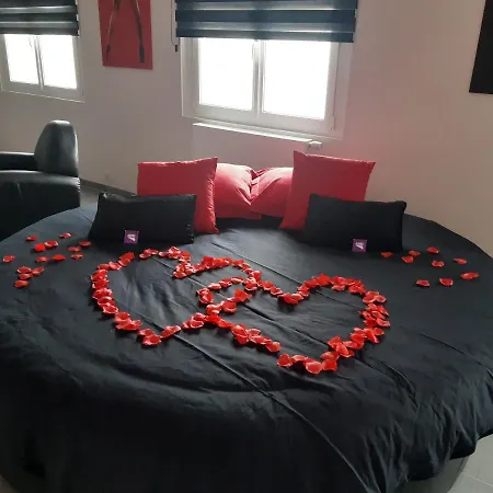 Ds Plaisir Avec Sauna, Jacuzzi A Bed & Breakfast 4*