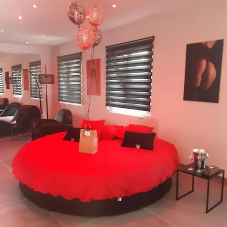 Ds Plaisir Avec Sauna, Jacuzzi A Bed & Breakfast