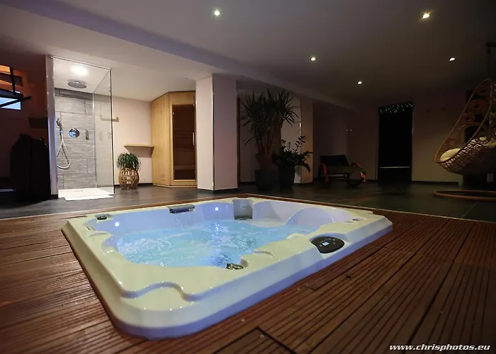 Ds Plaisir Avec Sauna, Jacuzzi A Bed & Breakfast