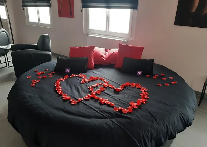 Ds Plaisir Avec Sauna, Jacuzzi A Bed & Breakfast 4*